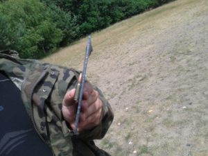 Płyta ze stali Hardox 500 grubości 3 mm przebita pociskiem kal. 7,62x39 - widoczne ugięcie wokół otworu